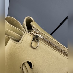 Loewe  Новая модель средней сумки Ma