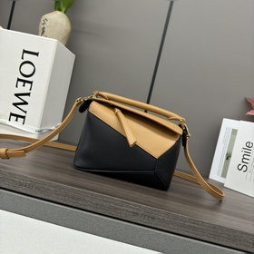 Loewe Новая модель — мини-сумка Puzzl