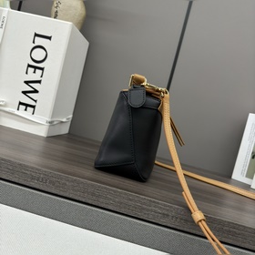 Loewe Новая модель — мини-сумка Puzzl