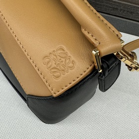 Loewe Новая модель — мини-сумка Puzzl
