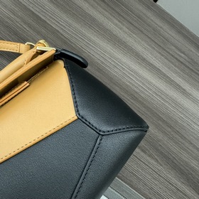 Loewe Новая модель — мини-сумка Puzzl