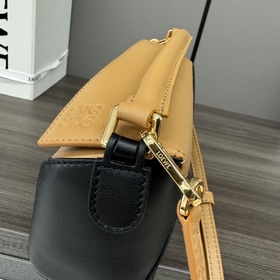 Loewe Новая модель — мини-сумка Puzzl