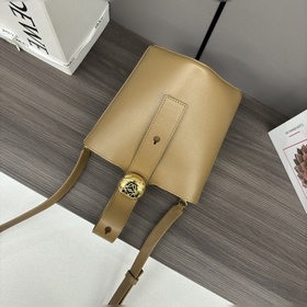 Сумка Loewe mini Pebble Bucket из мягк