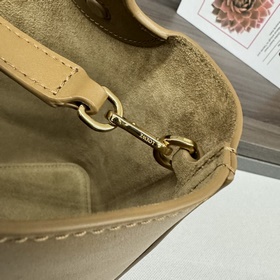 Сумка Loewe mini Pebble Bucket из мягк