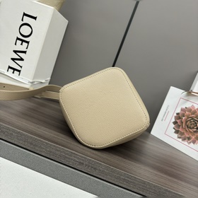 Сумка Loewe mini Pebble Bucket из мягк