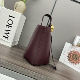 Сумка Loewe mini Pebble Bucket из мягк