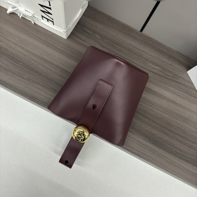 Сумка Loewe mini Pebble Bucket из мягк