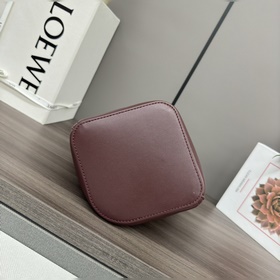 Сумка Loewe mini Pebble Bucket из мягк
