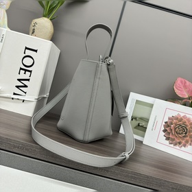 Сумка Loewe mini Pebble Bucket из мягк
