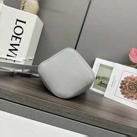 Сумка Loewe mini Pebble Bucket из мягк