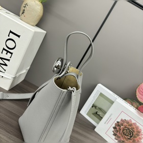 Сумка Loewe mini Pebble Bucket из мягк