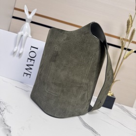 Модель Loewe Pebble из замши крупного