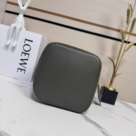 Модель Loewe Pebble из замши крупного