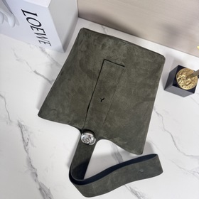 Модель Loewe Pebble из замши крупного 