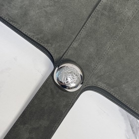 Модель Loewe Pebble из замши крупного 