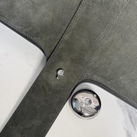 Модель Loewe Pebble из замши крупного 