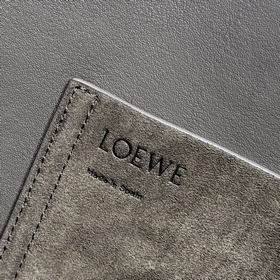 Модель Loewe Pebble из замши крупного 