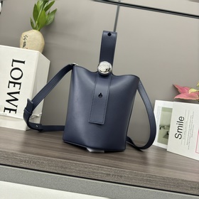 Сумка Loewe mini Pebble Bucket из мягк