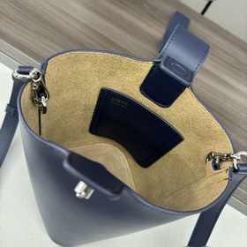 Сумка Loewe mini Pebble Bucket из мягк