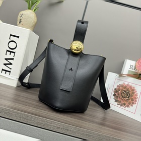 Сумка Loewe mini Pebble Bucket из мягк