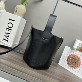 Сумка Loewe mini Pebble Bucket из мягк