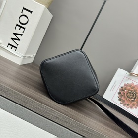 Сумка Loewe mini Pebble Bucket из мягк