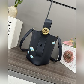 Сумка Loewe mini Pebble Bucket из мягк