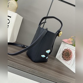 Сумка Loewe mini Pebble Bucket из мягк
