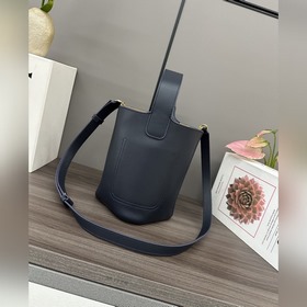 Сумка Loewe mini Pebble Bucket из мягк