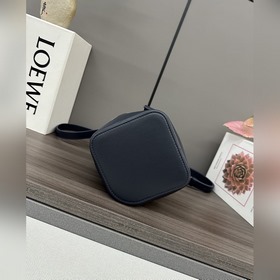 Сумка Loewe mini Pebble Bucket из мягк