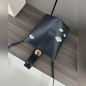 Сумка Loewe mini Pebble Bucket из мягк
