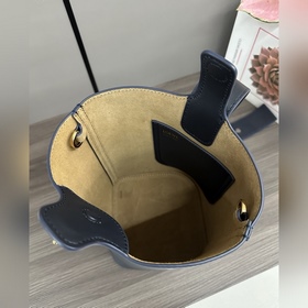 Сумка Loewe mini Pebble Bucket из мягк