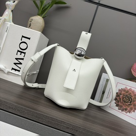 Сумка Loewe mini Pebble Bucket из мягк