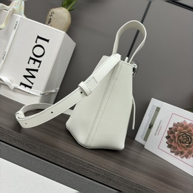 Сумка Loewe mini Pebble Bucket из мягк