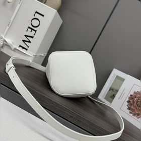 Сумка Loewe mini Pebble Bucket из мягк