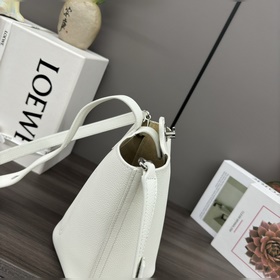 Сумка Loewe mini Pebble Bucket из мягк
