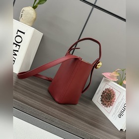 Сумка Loewe mini Pebble Bucket из мягк