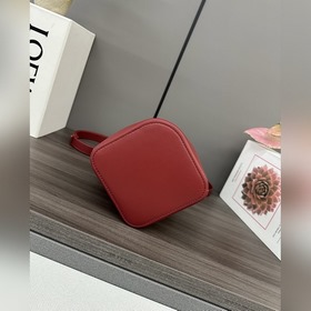 Сумка Loewe mini Pebble Bucket из мягк