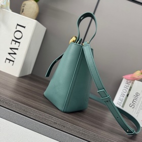 Сумка Loewe mini Pebble Bucket из мягк