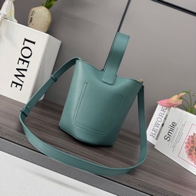 Сумка Loewe mini Pebble Bucket из мягк