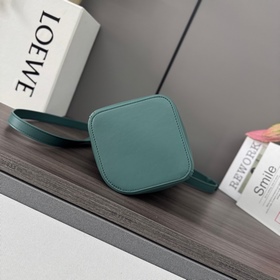 Сумка Loewe mini Pebble Bucket из мягк