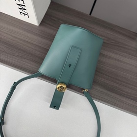 Сумка Loewe mini Pebble Bucket из мягк