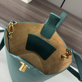 Сумка Loewe mini Pebble Bucket из мягк