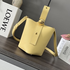 Сумка Loewe mini Pebble Bucket из мягк