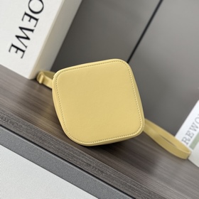Сумка Loewe mini Pebble Bucket из мягк