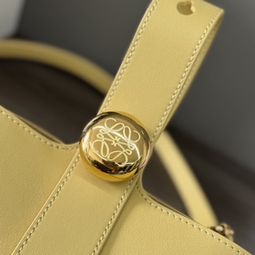 Сумка Loewe mini Pebble Bucket из мягк