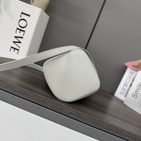 Сумка Loewe mini Pebble Bucket из мягк