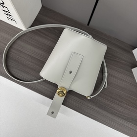 Сумка Loewe mini Pebble Bucket из мягк