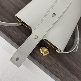 Сумка Loewe mini Pebble Bucket из мягк