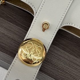 Сумка Loewe mini Pebble Bucket из мягк